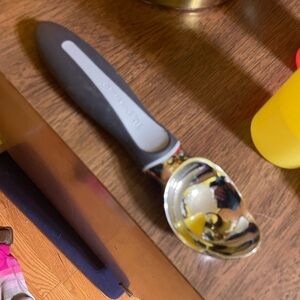 TUPPERWARE ICE CREAM SCOOP